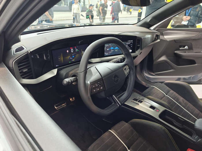 Das Cockpit des Mokka GSE ist auf Fahrer ausgerichtet. (Bild: Friedhelm Greis/Golem)
